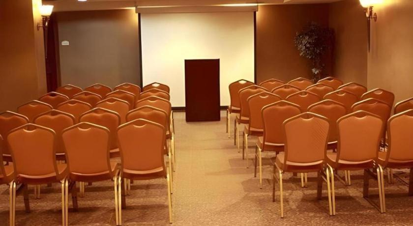 Garden Plaza Hotel Saddle Brook Extérieur photo